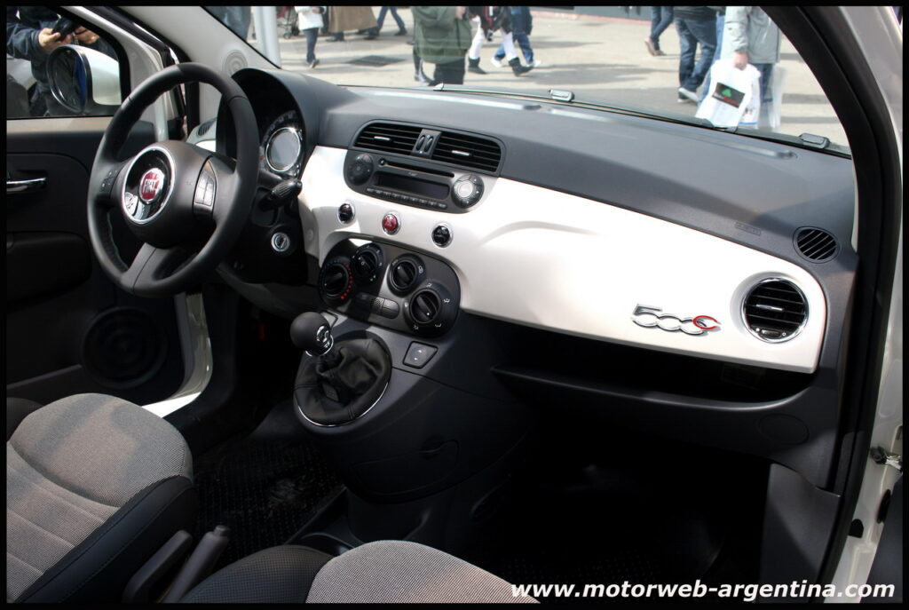 2010-07-22 Fiat 500 C en La Rural 013