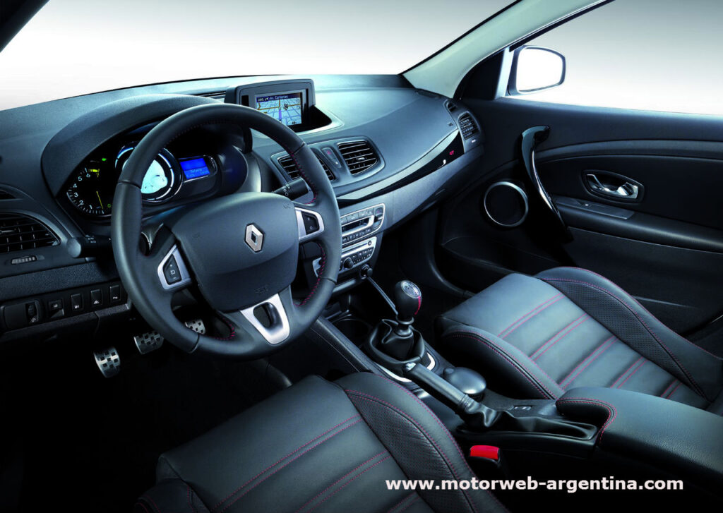 interior2Renault Fluence GT Sport 4