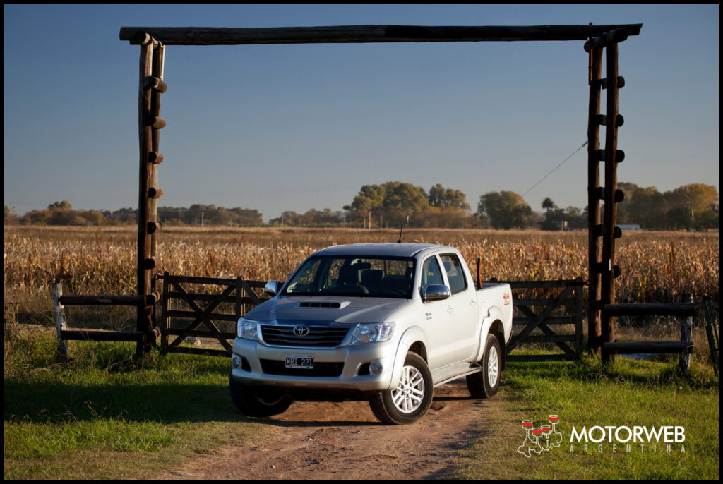 2013-05-16 TEST Toyota Hilux SRV 4x4 AT 001