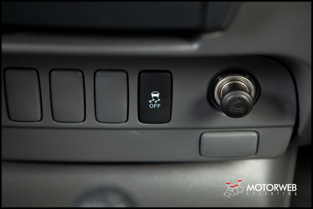 2013-05-16 TEST Toyota Hilux SRV 4x4 AT 048