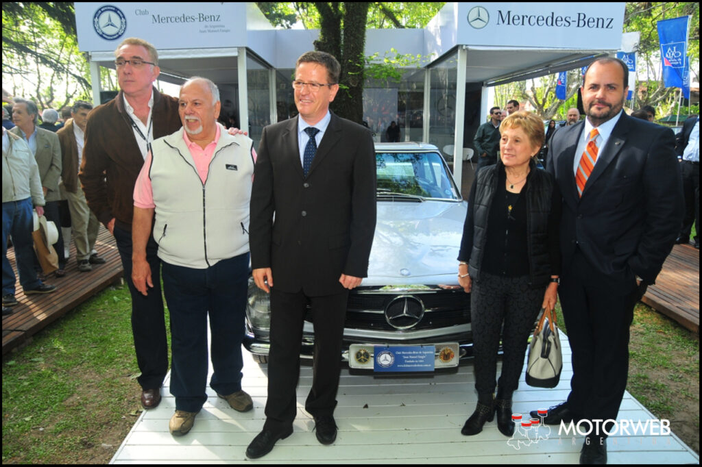 De izquierda a derecha: Cesar Doctor, presidente del Club Mercedes-Benz de Argentina "Juan Manuel Fangio"; Jorge Aterno y su esposa, dueños de la Pagoda en exposición; Roland Zey, Presidente de Mercedes-Benz Argentina y Gustavo Castagnino, gerente de Relaciones Institucionales de Mercedes-Benz Argentina. 