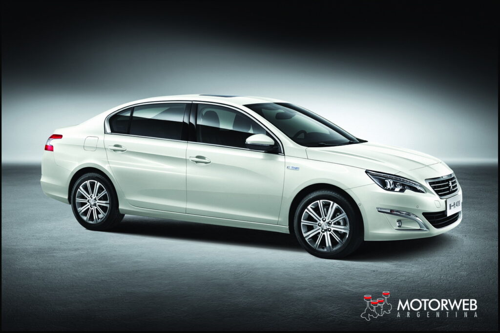 Peugeot 408 II - MY 2015 Motorweb Argentina 01