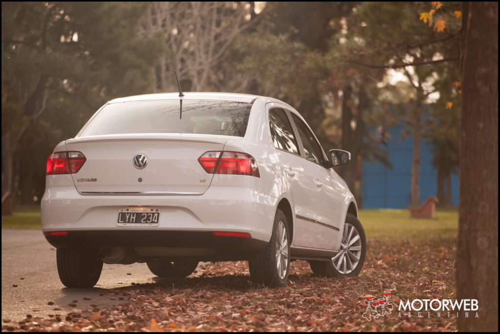 2014-06 TEST Volkswagen Voyage Motorweb 14