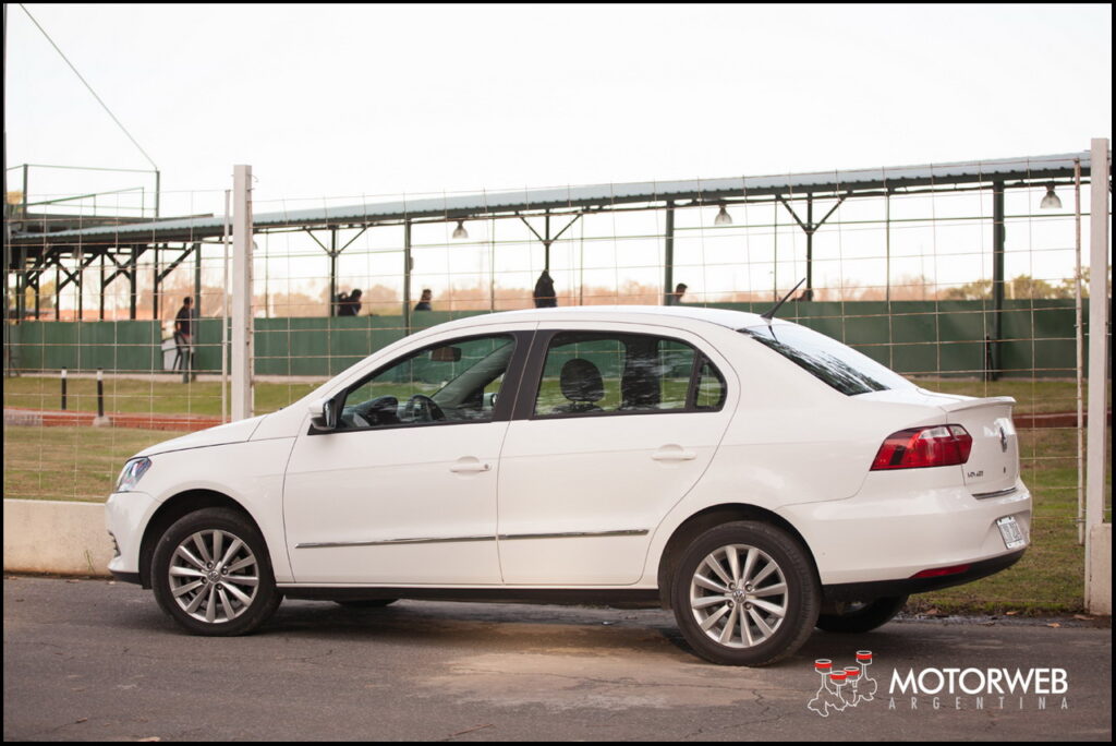 2014-06 TEST Volkswagen Voyage Motorweb 23