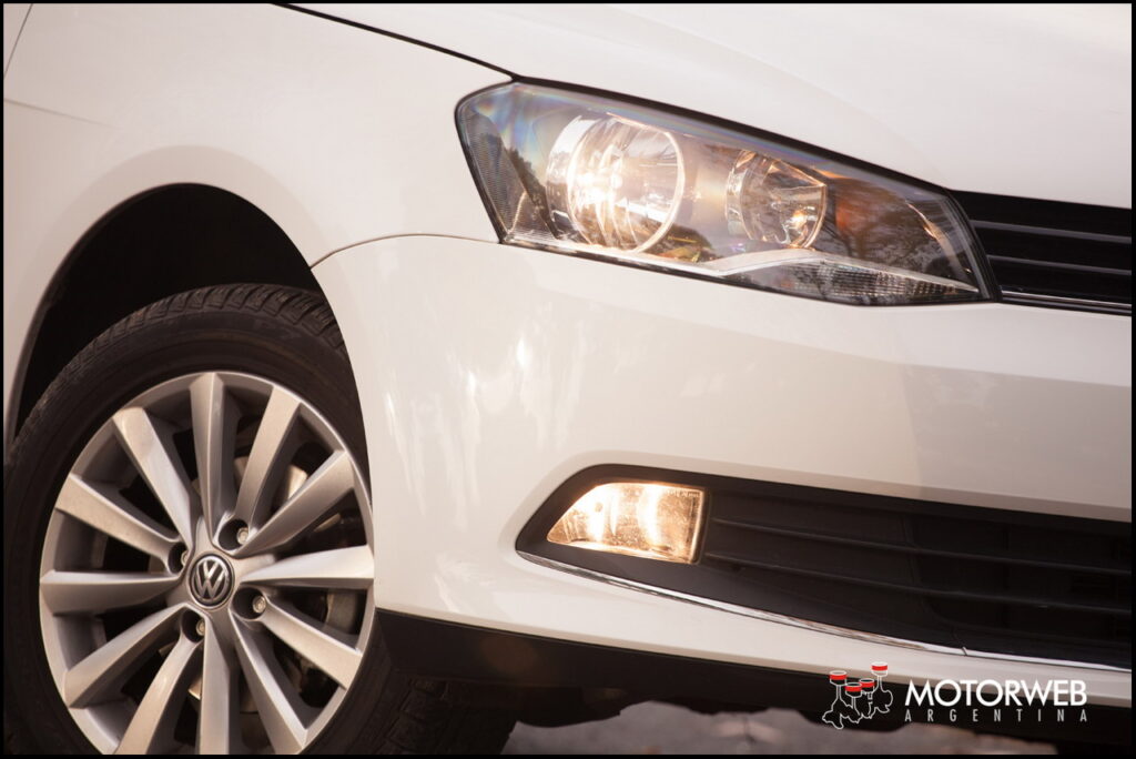 2014-06 TEST Volkswagen Voyage Motorweb 30