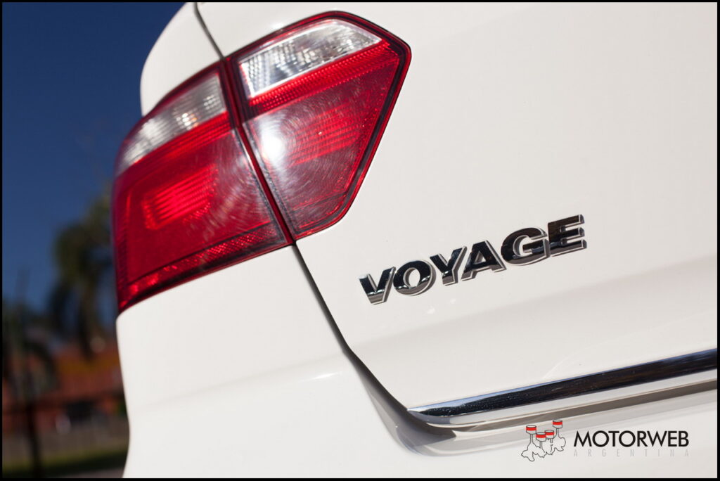 2014-06 TEST Volkswagen Voyage Motorweb 33