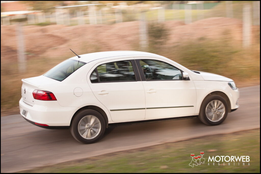 2014-06 TEST Volkswagen Voyage Motorweb 37