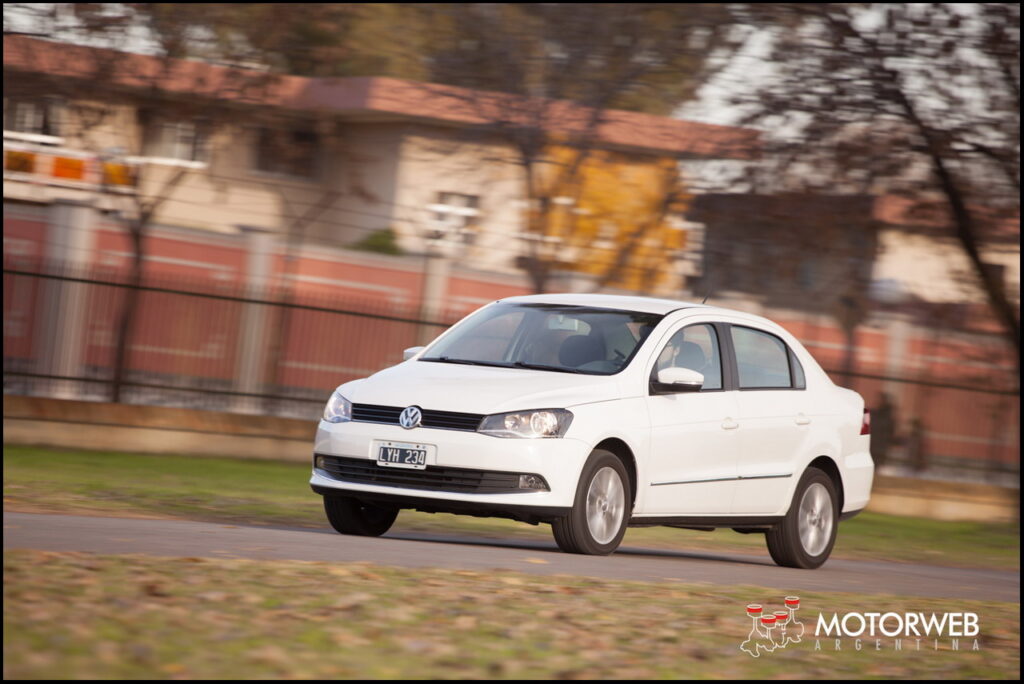2014-06 TEST Volkswagen Voyage Motorweb 38