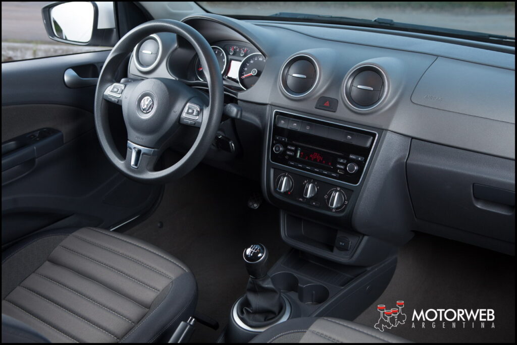 2014-06 TEST Volkswagen Voyage Motorweb 44
