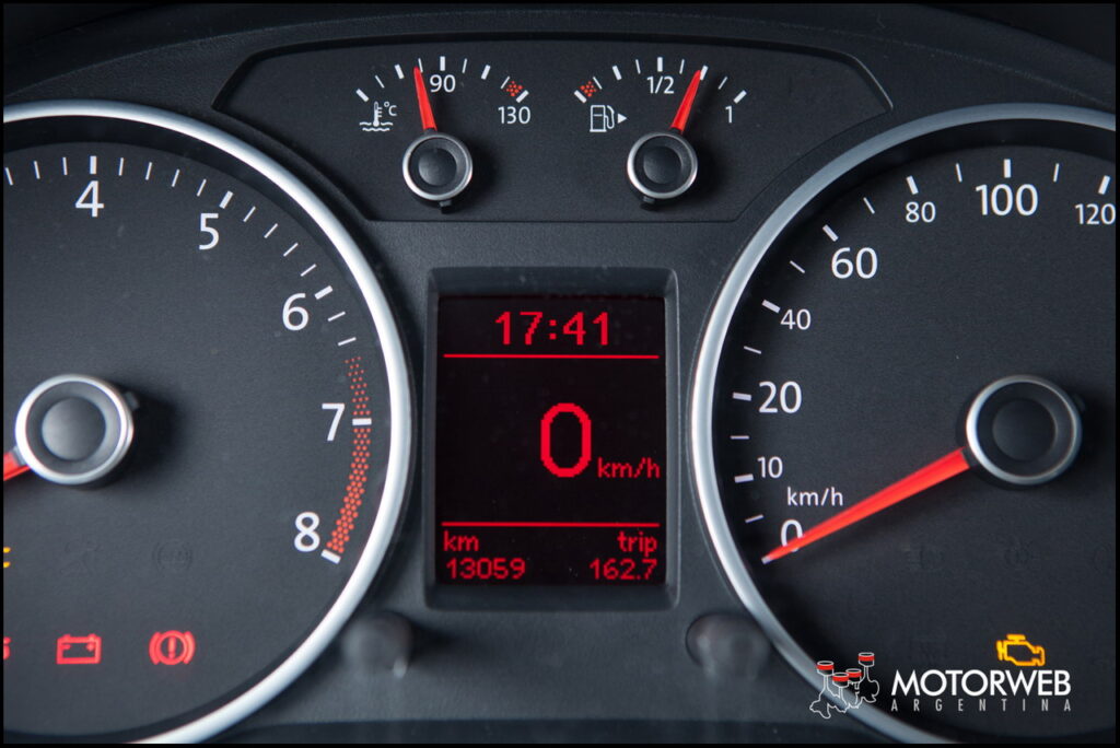 2014-06 TEST Volkswagen Voyage Motorweb 47