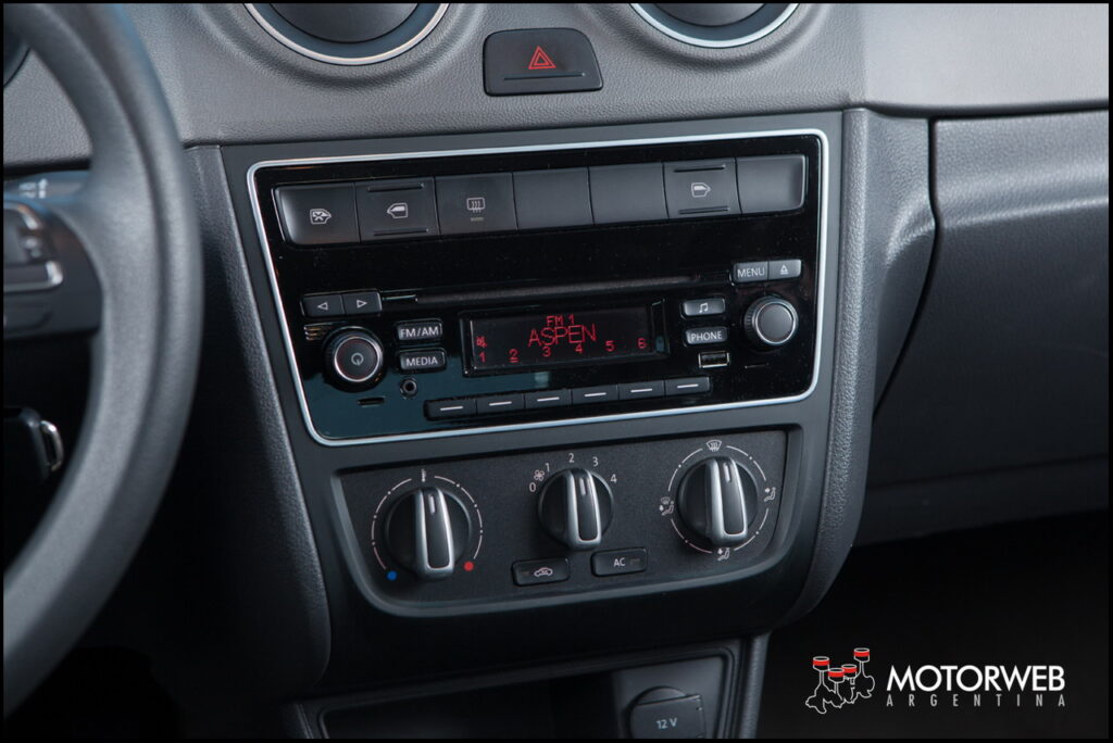 2014-06 TEST Volkswagen Voyage Motorweb 51