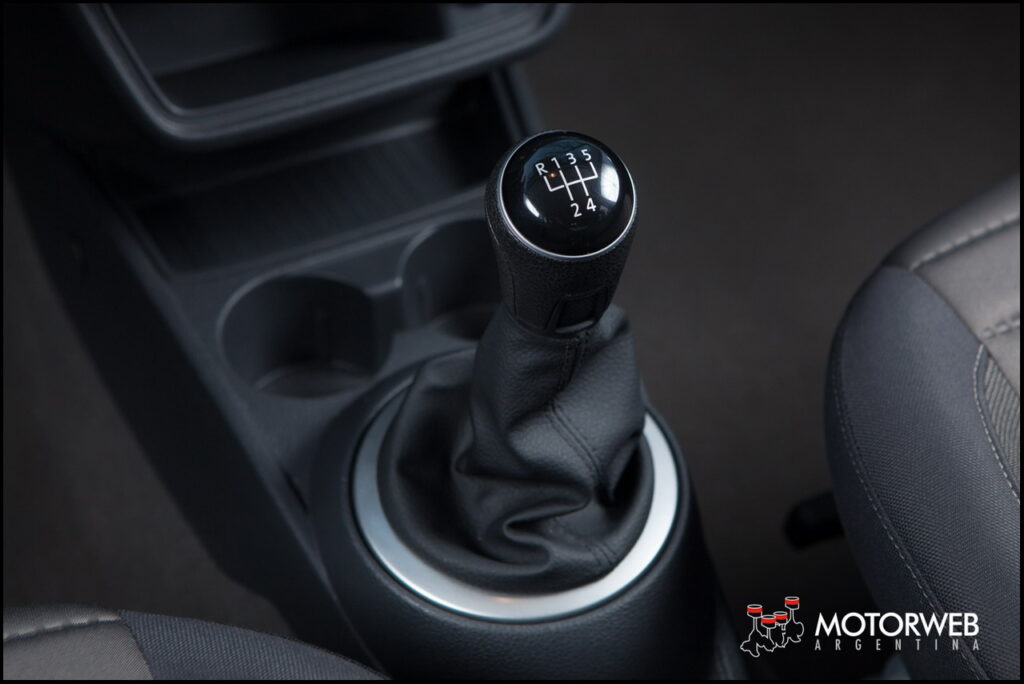 2014-06 TEST Volkswagen Voyage Motorweb 54
