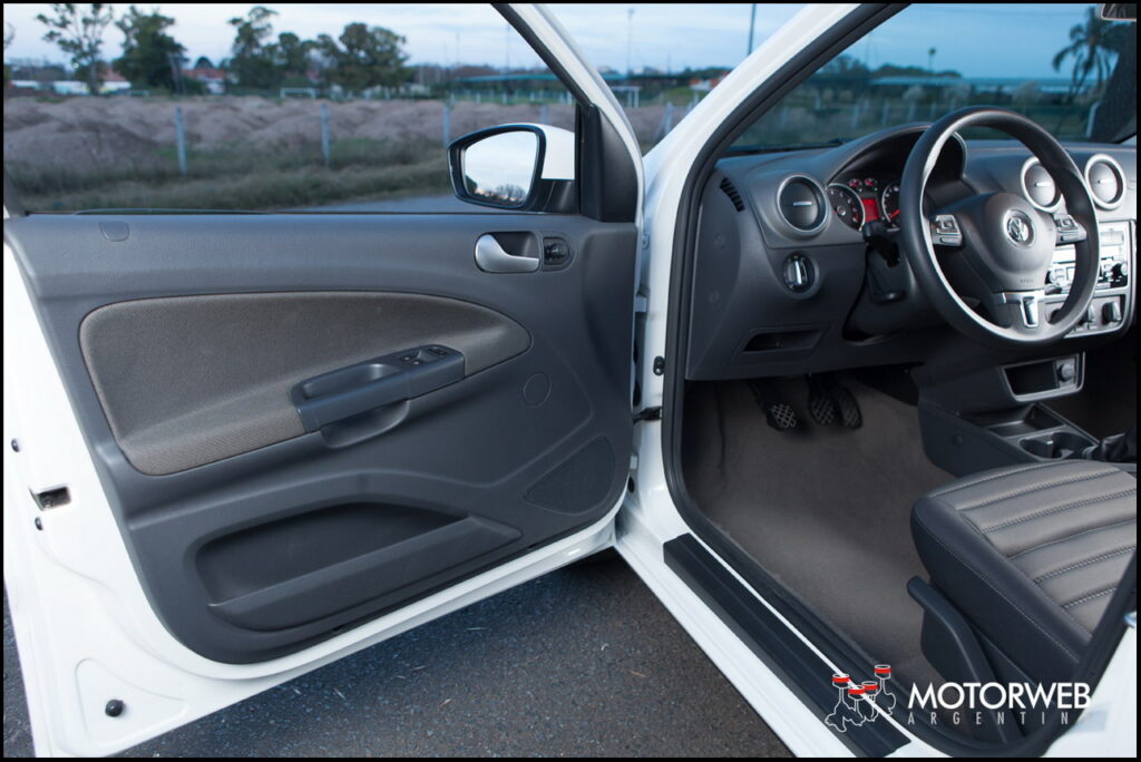 2014-06 TEST Volkswagen Voyage Motorweb 58