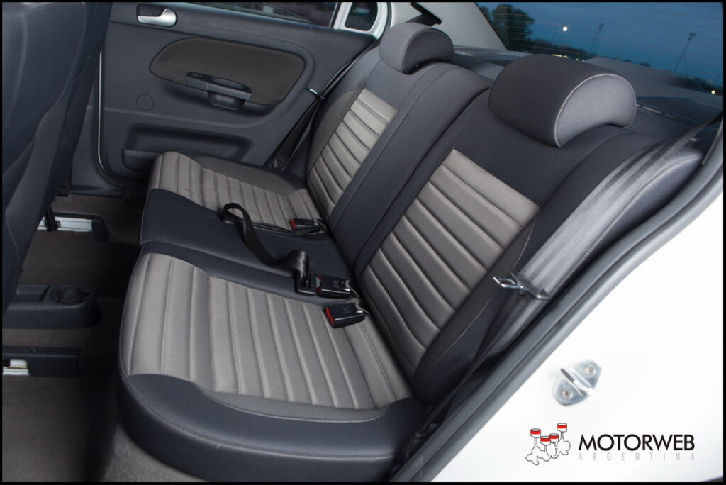 2014-06 TEST Volkswagen Voyage Motorweb 65