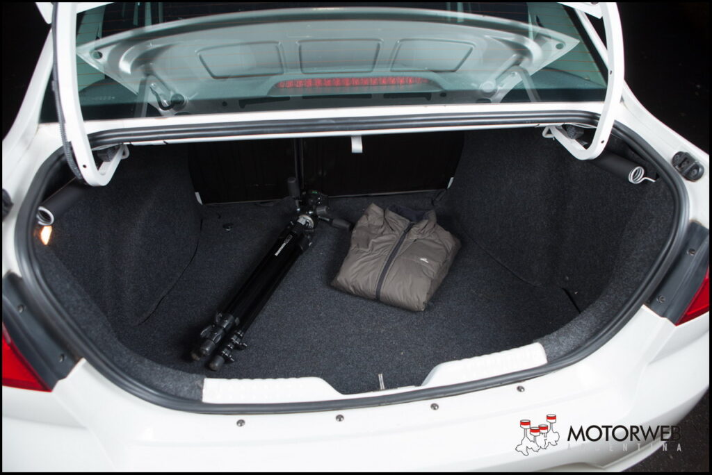 2014-06 TEST Volkswagen Voyage Motorweb 67