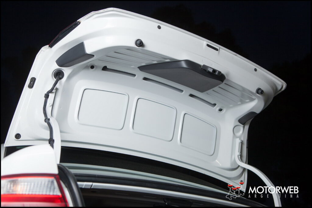 2014-06 TEST Volkswagen Voyage Motorweb 70
