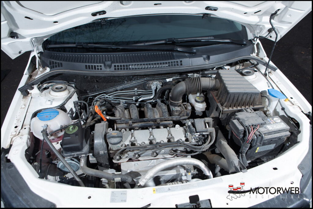2014-06 TEST Volkswagen Voyage Motorweb 73