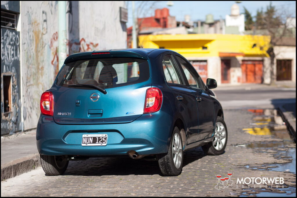 2014-08 TEST Nissan March Argentina 124