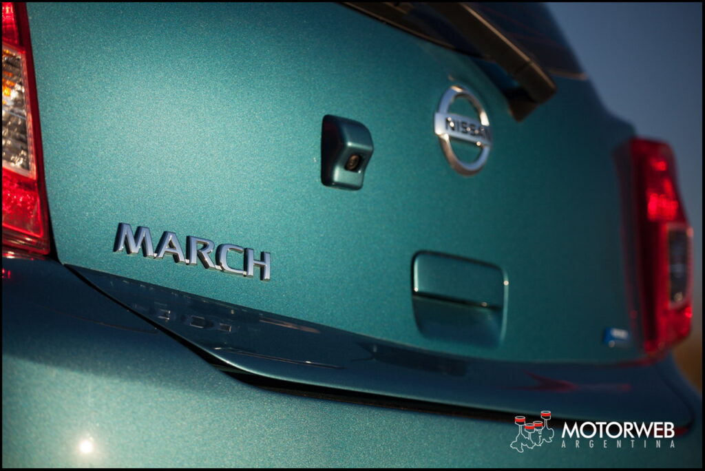 2014-08 TEST Nissan March Argentina 154