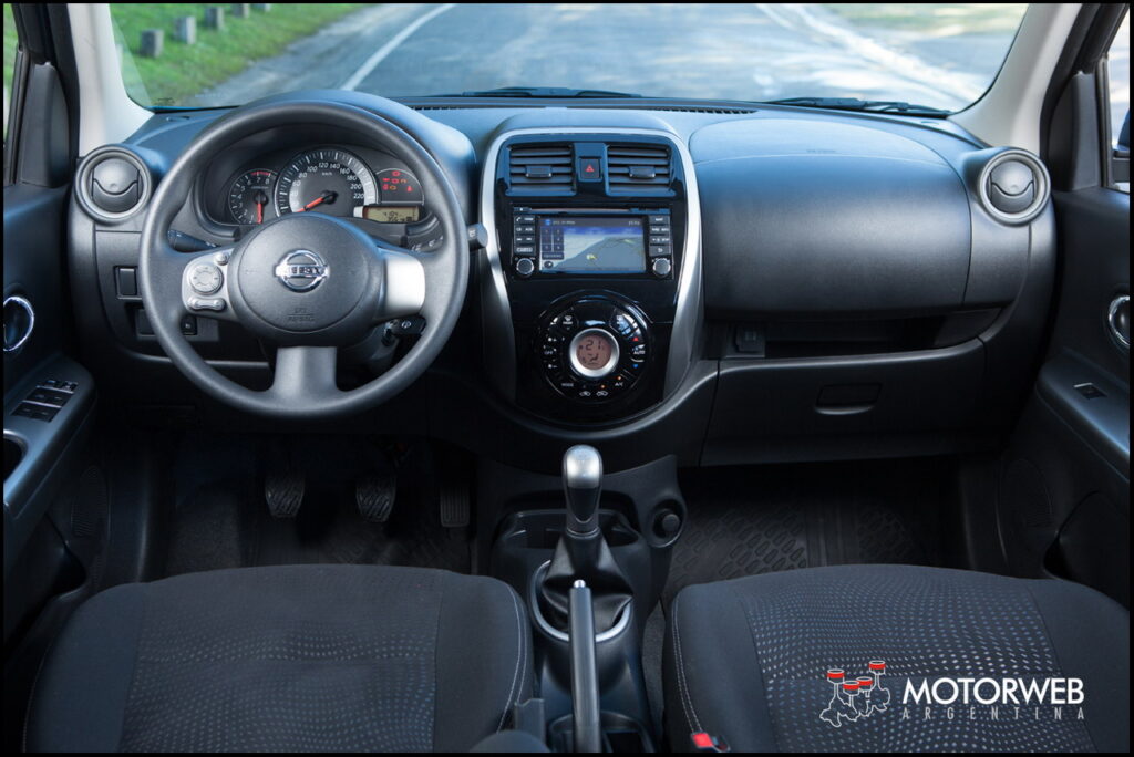 2014-08 TEST Nissan March Argentina 162