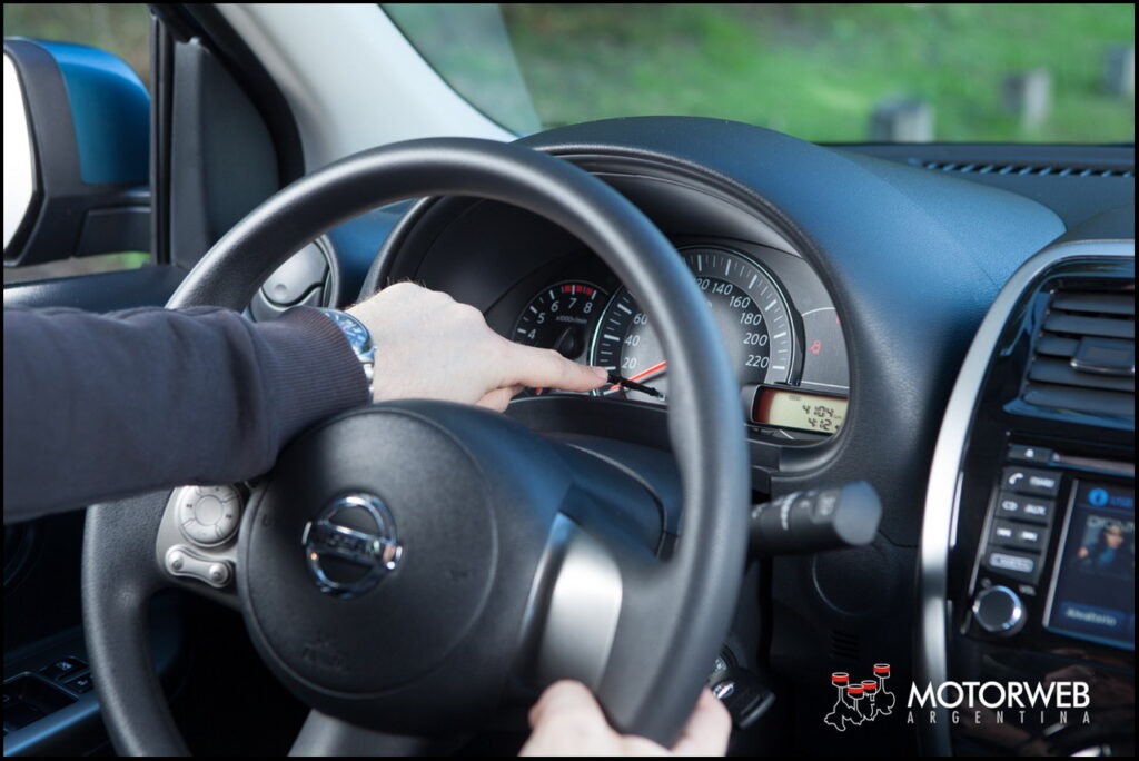2014-08 TEST Nissan March Argentina 194