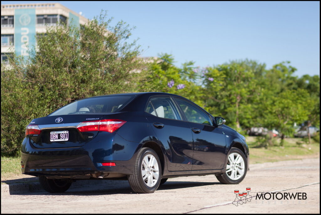 2015-01 TEST Toyota Corolla XEI AT Motorweb Argentina 017