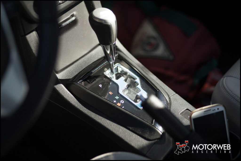2015-01 TEST Toyota Corolla XEI AT Motorweb Argentina 088