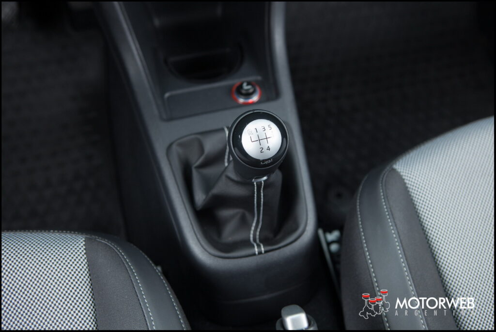 2015-01 TEST Volkswagen Black up Motorweb Argentina 070