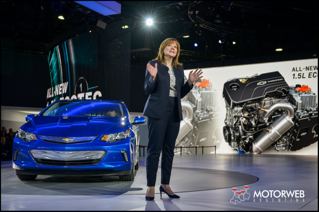 La CEO de General Motors, May Barra, presentó hoy en el NAIAS de Detroit el nuevo Volt 2016