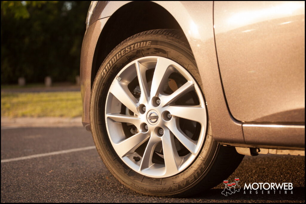 2015-02 TEST Nissan Sentra Advance Motorweb Argentina 028