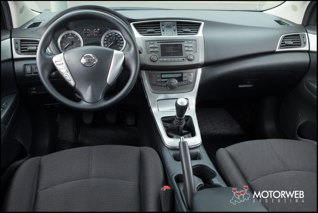 2015-02 TEST Nissan Sentra Advance Motorweb Argentina 035