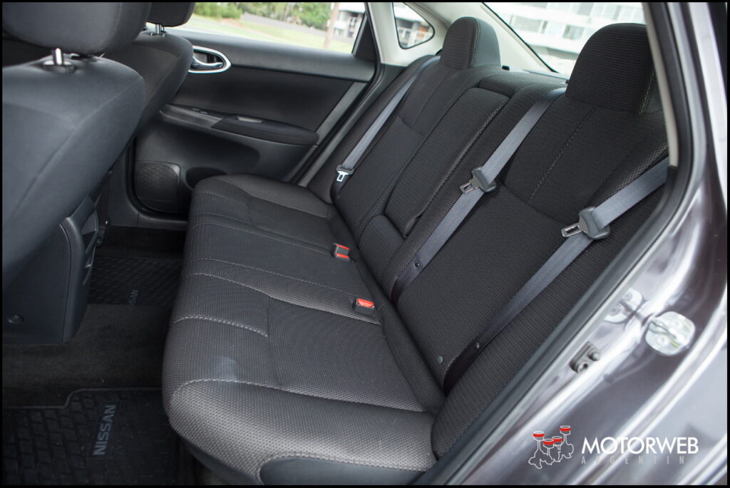 2015-02 TEST Nissan Sentra Advance Motorweb Argentina 056