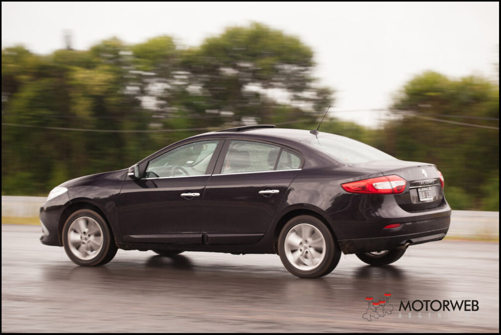 2015-04 TEST Renault Fluence Privilege 022
