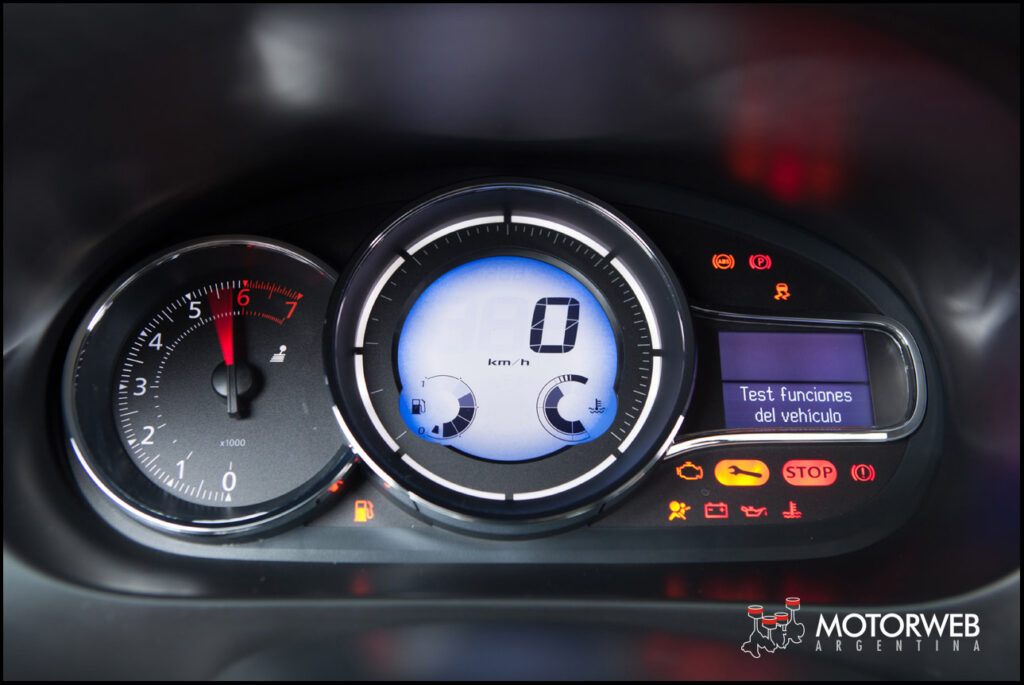 2015-04 TEST Renault Fluence Privilege 523