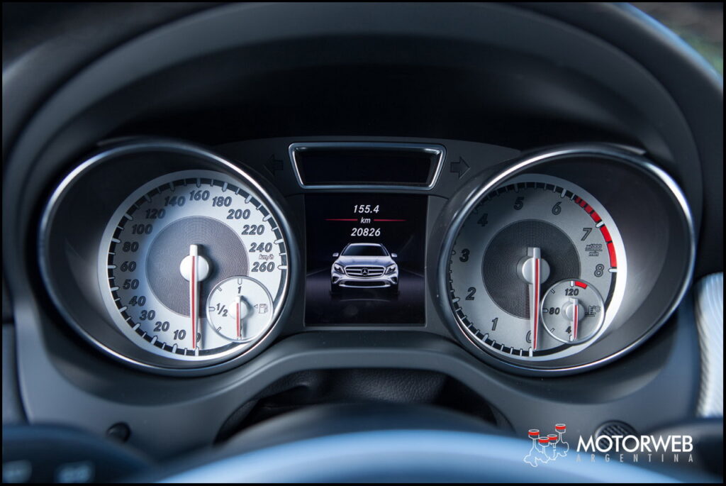 2015-06 TEST Mercedes GLA 250 Motorweb Argentina 053