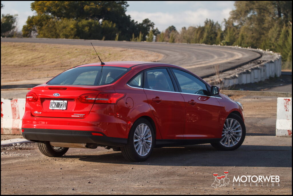 2015-07 TEST Ford Focus Titanium Motorweb Argentina 013