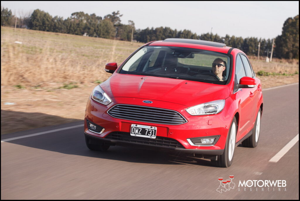 2015-07 TEST Ford Focus Titanium Motorweb Argentina 015