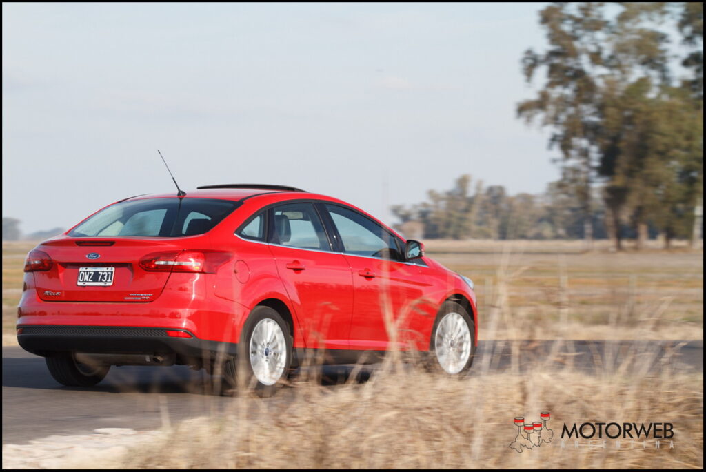2015-07 TEST Ford Focus Titanium Motorweb Argentina 043
