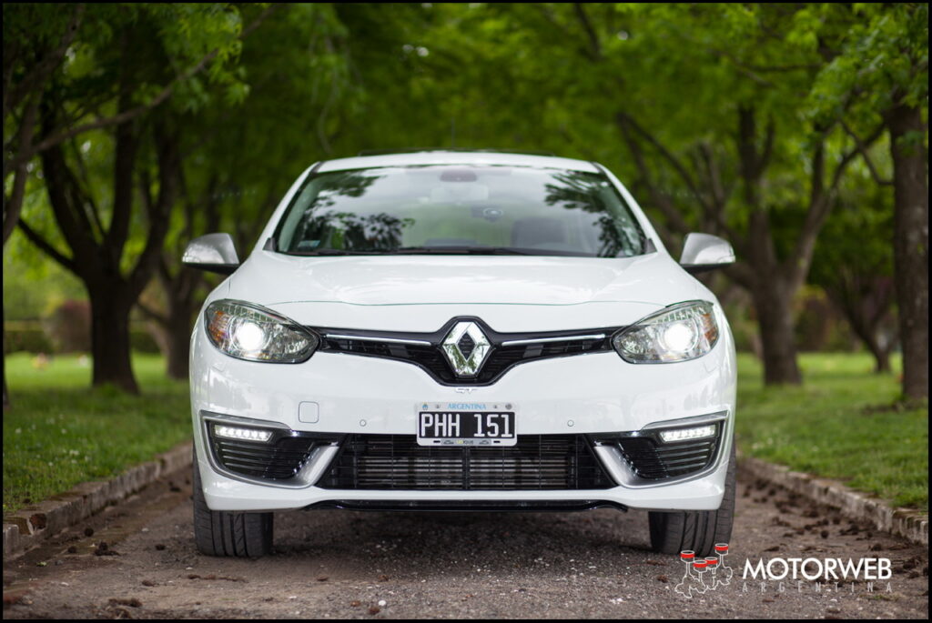 2015-12 TEST Renault Fluence GT2 Motorweb Argentina 017