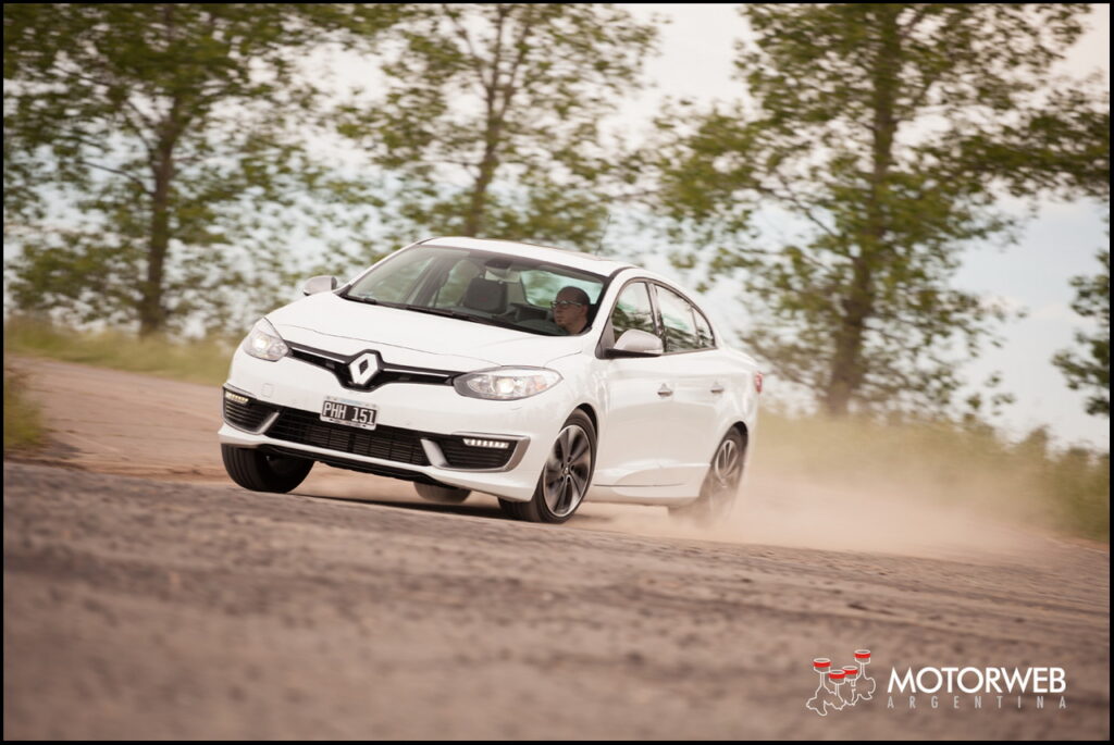 2015-12 TEST Renault Fluence GT2 Motorweb Argentina 054