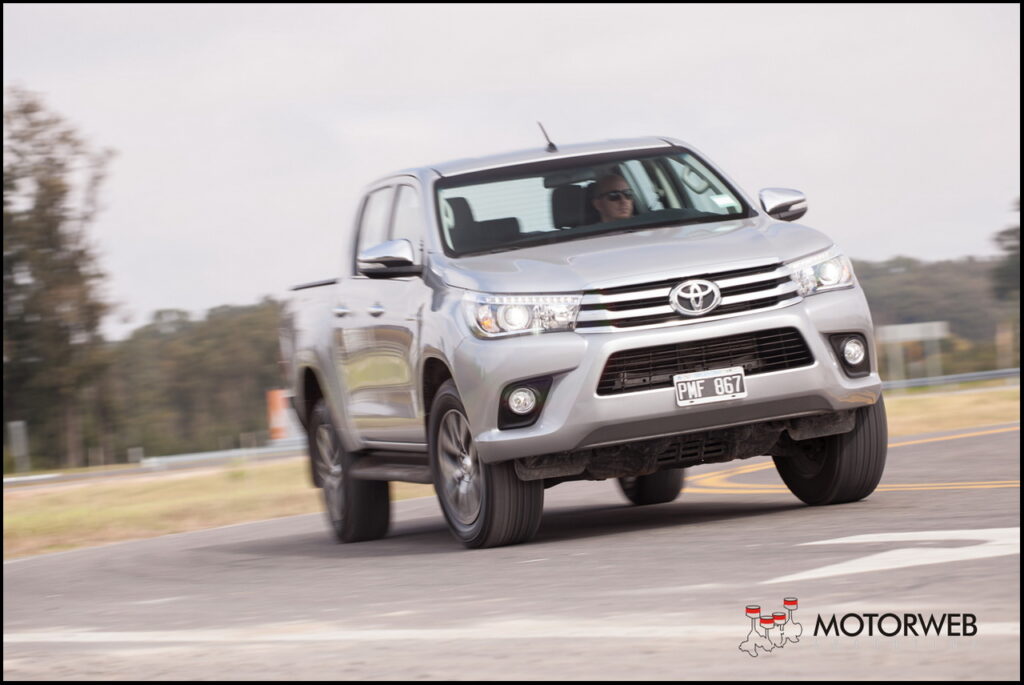 2016-06 TEST Toyota Hilux SRX Motorweb Argentina 025