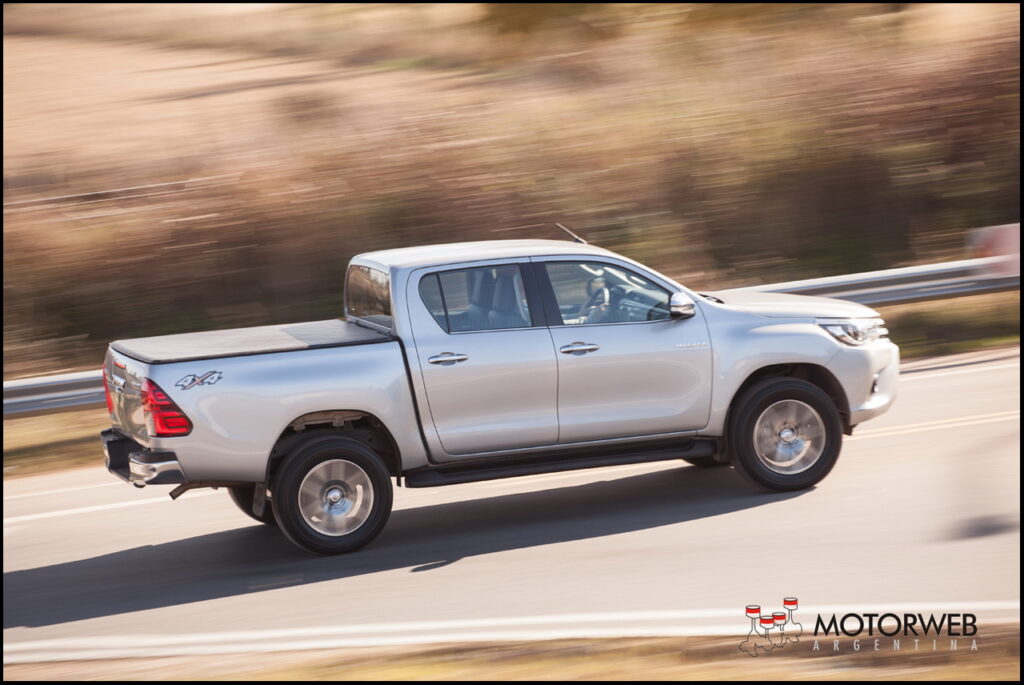 2016-06 TEST Toyota Hilux SRX Motorweb Argentina 043