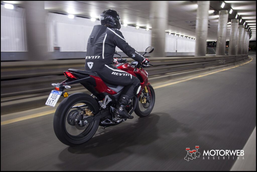 2016-11-test-hondacb190r-motorweb-argentina-54
